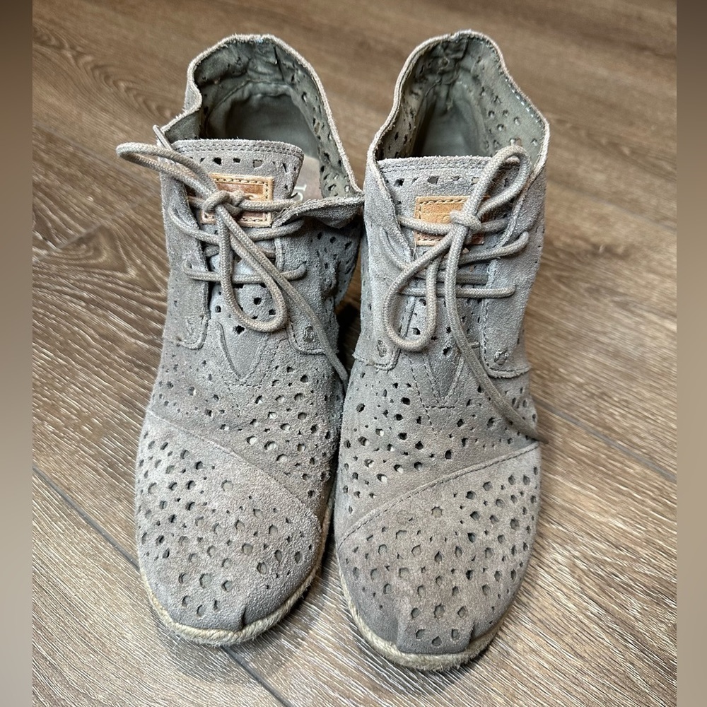TOMS Laser cut Suede Wedge Booties • Espadrille - Picture 3 of 13